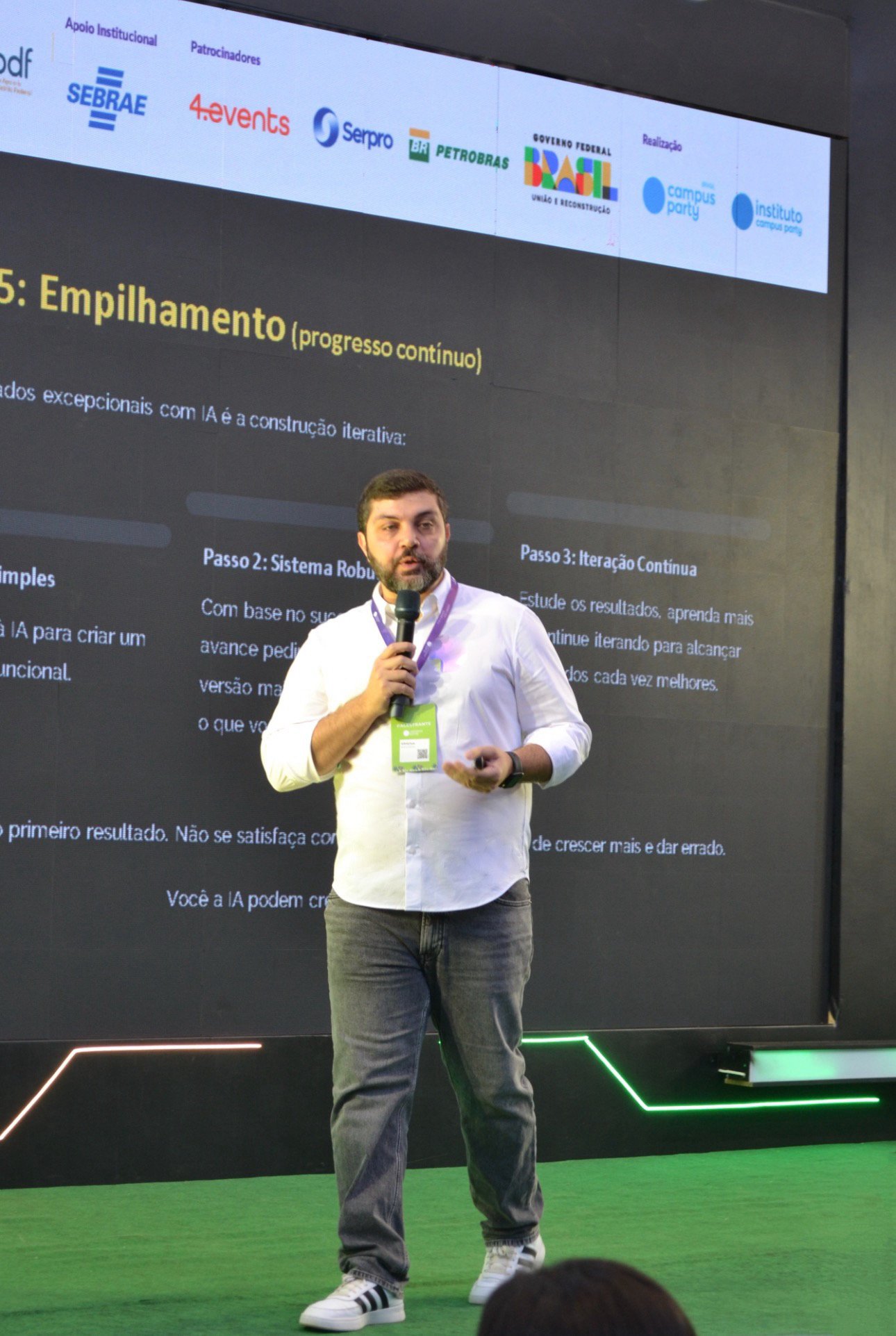 Vinicius Gomes apresentando